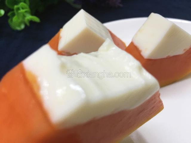 咬上一口上面就像吃牛奶果冻，下面就是水果木瓜，大人小孩都爱吃，喜欢的赶紧试试吧！