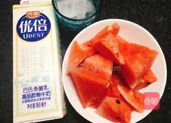 西瓜牛奶汁的做法图解1