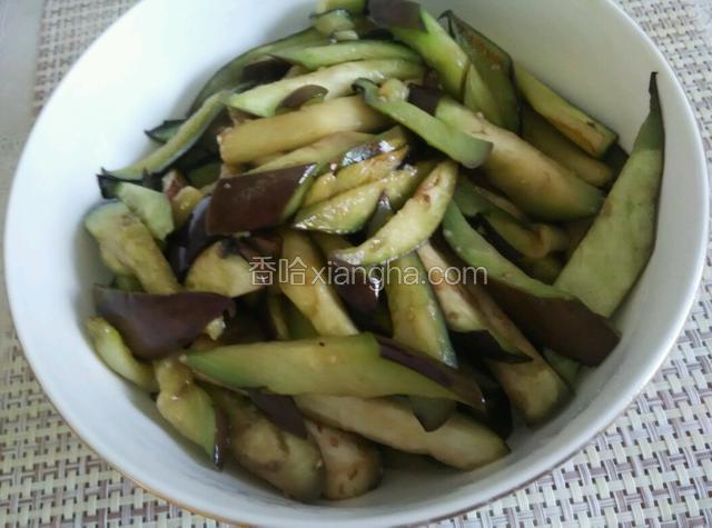 直到煸软，盛出备用
