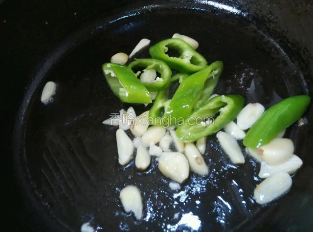 炒锅倒少量油，放蒜片爆香，放辣椒继续煸炒