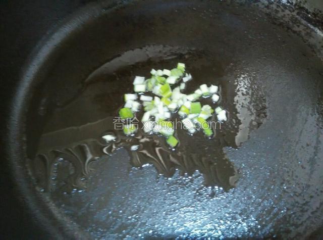 炒锅烧热，倒油，放葱末炒出香味
