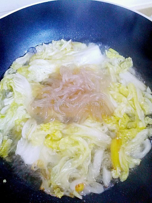 开锅后加入泡软的红薯粉