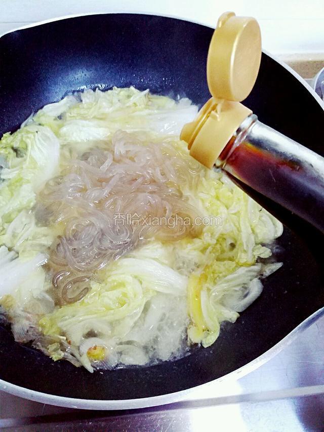 再次开锅加入生抽调色
