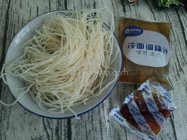 把冷面打开，取出冷面条，调料包，油包。