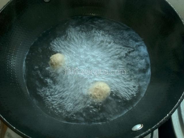 锅中放入热水，丸子煮2分钟，捞出备用。