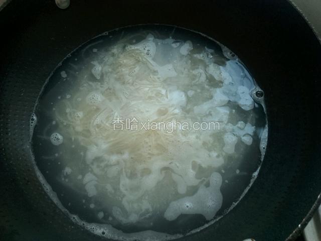 不用关火，接着放入冷面煮30-----40秒即可。