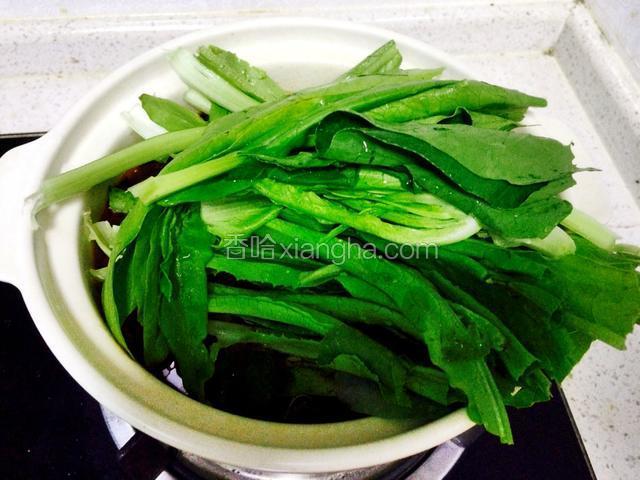 开锅后把蔬菜放入砂锅里