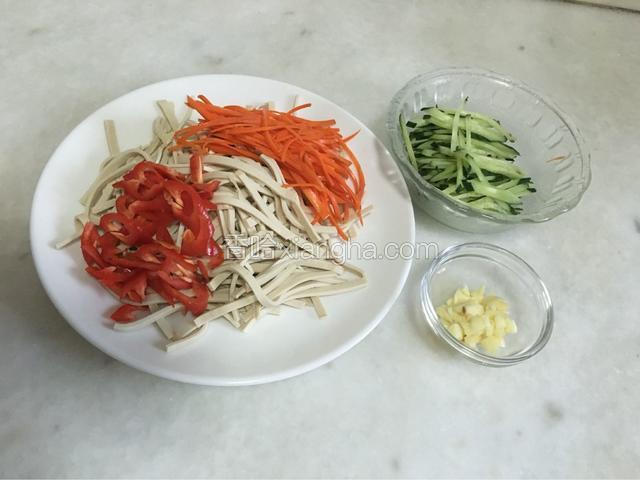 将红萝卜，黄瓜和红辣椒切丝，蒜切末备用