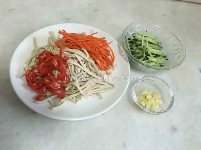将红萝卜，黄瓜和红辣椒切丝，蒜切末备用