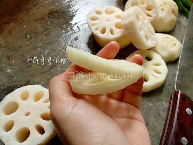 切成如图这样的样子，底部不断，上面可以开口。