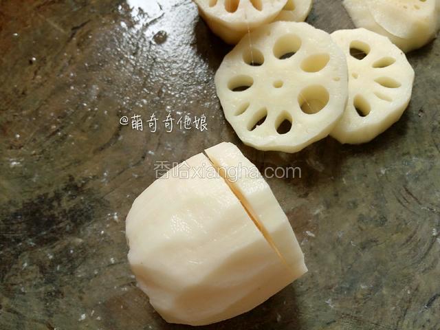 莲藕去皮，去掉两头，切成约5mm的厚片，第一刀切入底部不要切断，如图，然后再切一刀切断。注意莲藕比较脆，小心切！