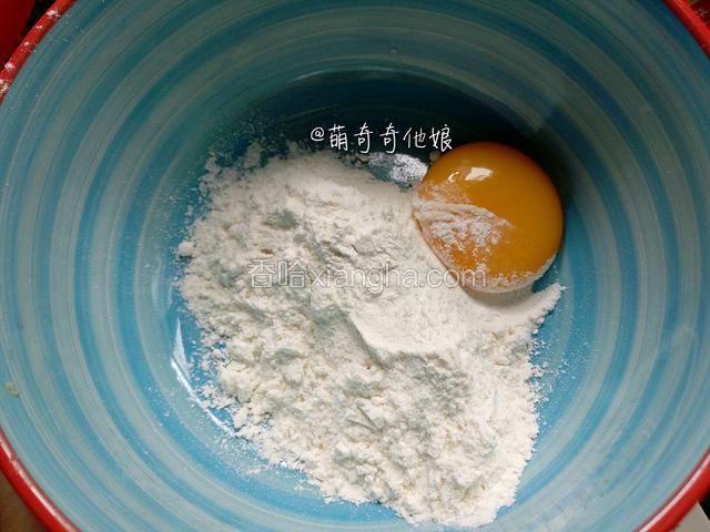此时锅中可倒油烧热。



把刚才扑藕夹多余的面粉倒入碗里，加用了肉糜里剩下的蛋黄，搅匀，边加清水边搅匀。
