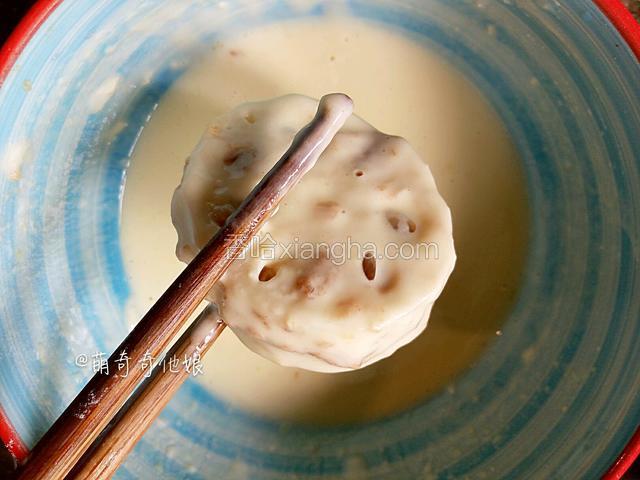 把藕夹在面糊里滚一圈。