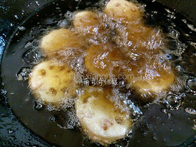油锅烧热七八成热，下裹好面糊的藕夹，小火炸5分钟至熟，再转大火炸3分钟至金黄，捞出控油即可。



炸的时候注意翻动以免炸过头。