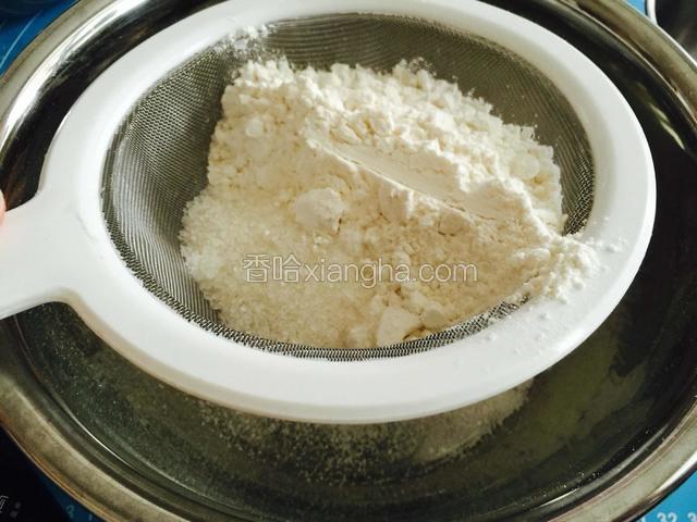 把低筋面粉和糖一起过筛到盆里。