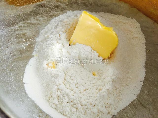 加入软化的黄油用手揉搓。
