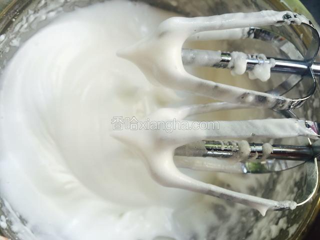 蛋白里加入细砂糖打发到湿性发泡，即能拉出弯曲尖角即可。
