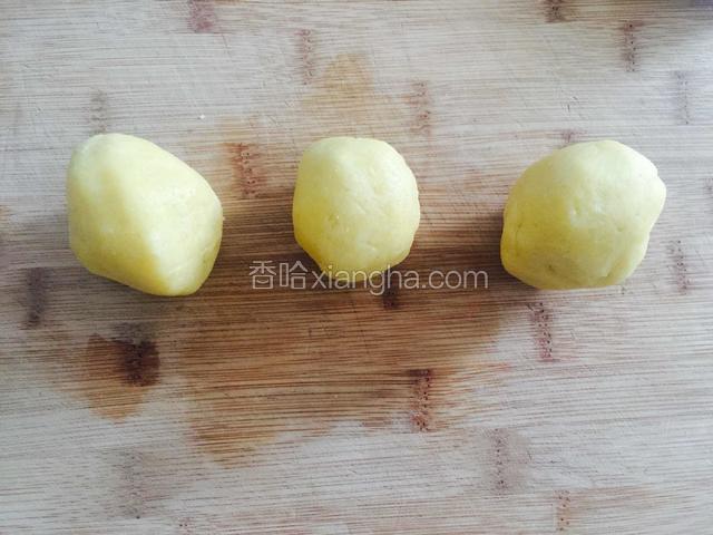 取出冷藏好的塔皮，分成三份。