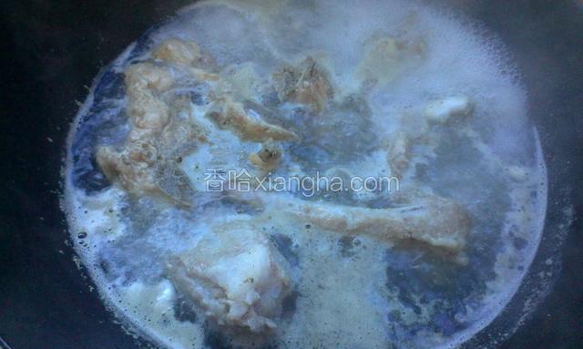 排骨凉水下锅焯出血沫