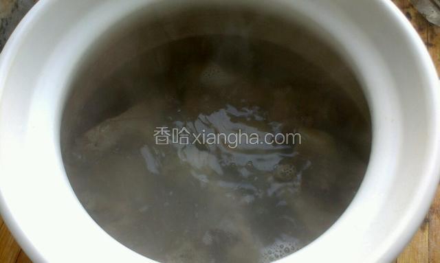 焯血沫的同时，砂锅烧上水，把焯过水的排骨捞到砂锅里大火烧开