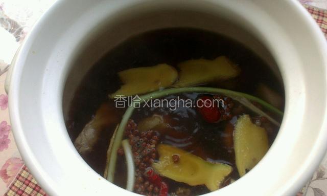 把葱姜花椒大料，生抽老抽盐，胡椒辣椒放入。大火烧开转小火褒一个半小时