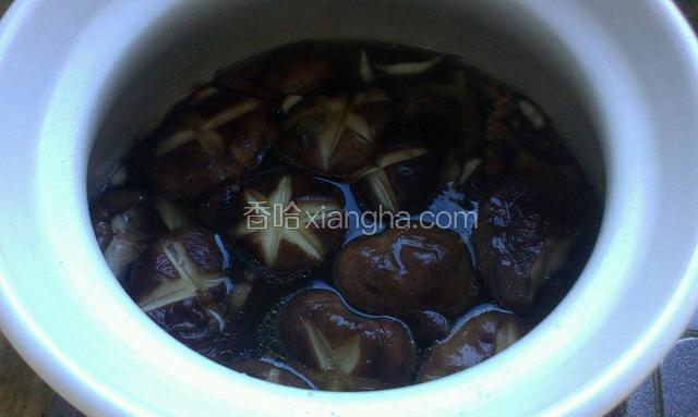 再放香菇继续褒一个小时关火