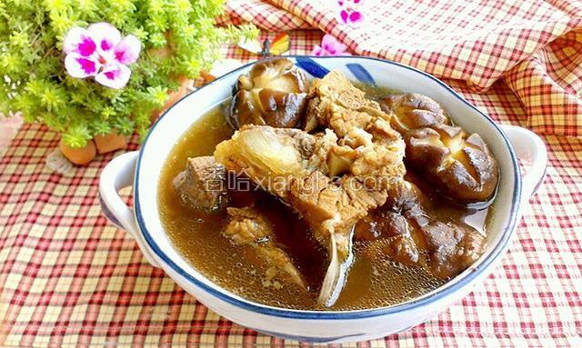 香喷喷的蘑菇炖排骨出锅了