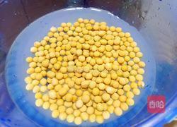鲫鱼黄豆汤的做法图解1