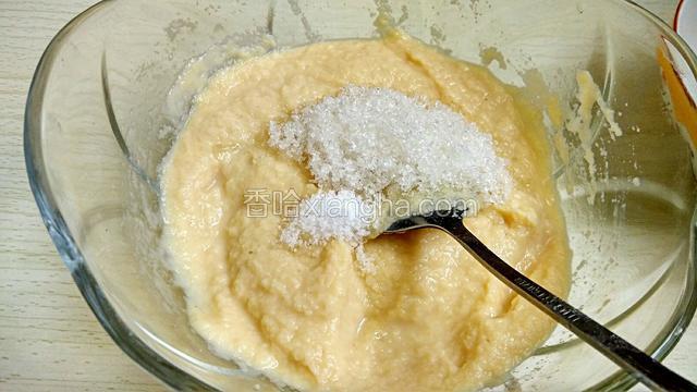 再加入盐、白糖拌匀。