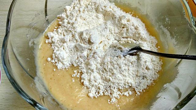 加入面粉拌匀。