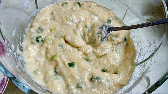 所有的材料搅拌好，调成稍稠的面糊。