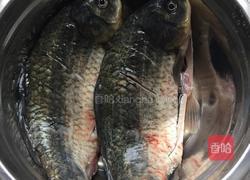 酱炖鲫鱼的做法图解1