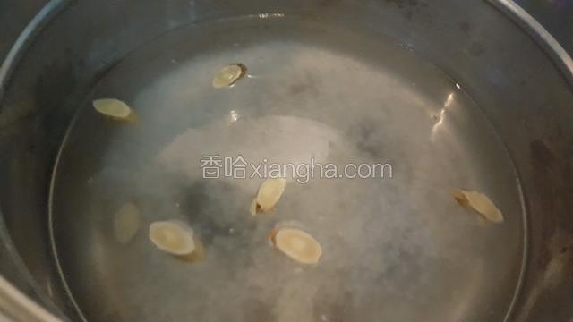 开锅后加入黄芪，小火煮饭20分钟就可以了！