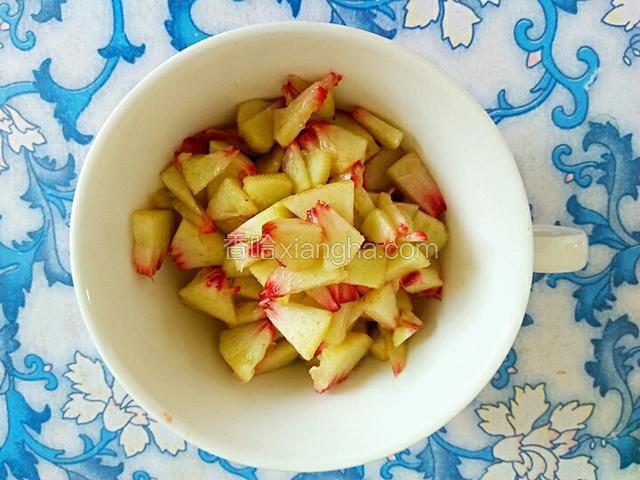 桃子削皮，切碎块。