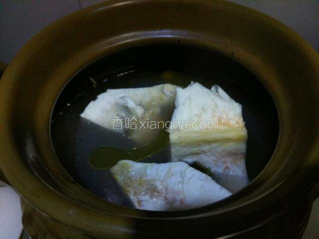两个钟后放入榴莲壳，再煲一个钟