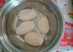 土豆炖鸡翅的做法图解1