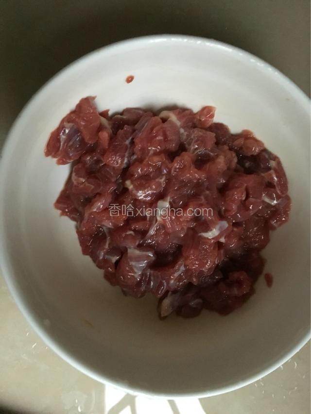牛肉切好然后用生粉生抽胡椒粉料酒盐抓腌10分钟
