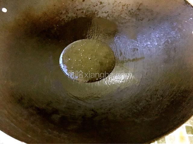 锅中放入适量油烧热