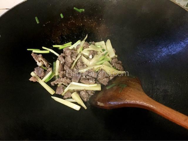 接着放入炒好的牛肉