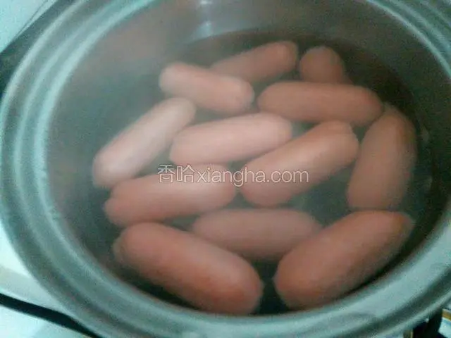 把小香肠用水都沸一下（鱼饼是自己家做的就不用煮）