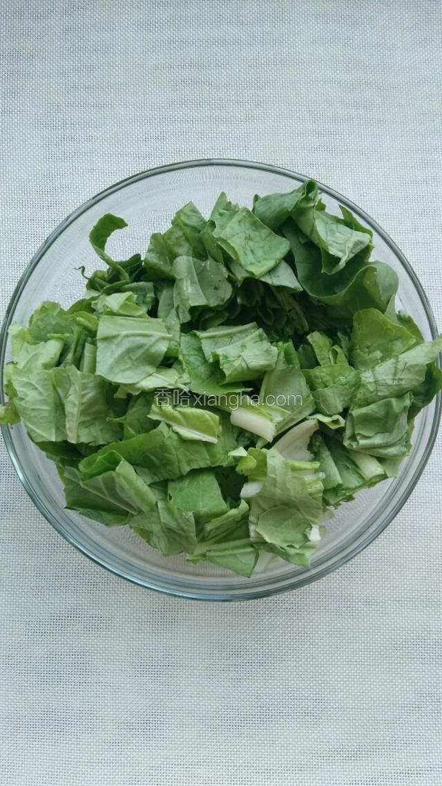 青菜洗净后用刀切小些。（青菜比较小颗的可以不切）
