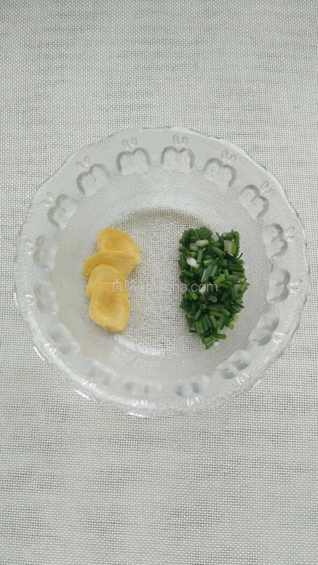 姜切片，葱切末。