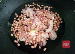 猪脚花生煲的做法图解2