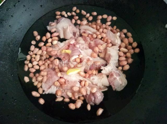 猪脚，花生洗干净，凉水下锅，放几片姜片，其作用就是去除猪脚血腥及花生衣的苦涩味。