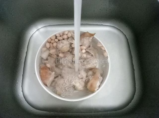 把猪脚放进水槽用流动水冲洗干净，待用。