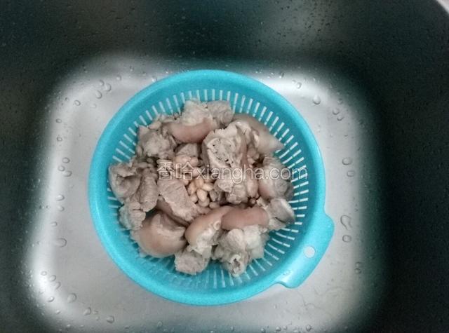 把洗干净的猪脚，用菜篮子沥干水待用。