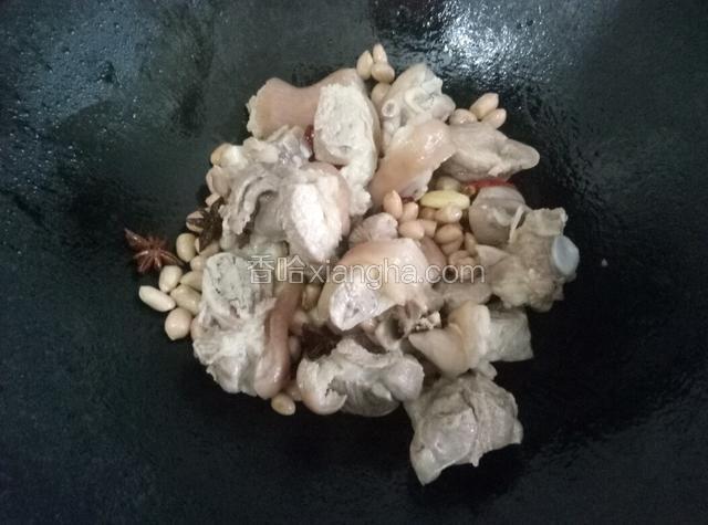 倒入猪脚爆炒。