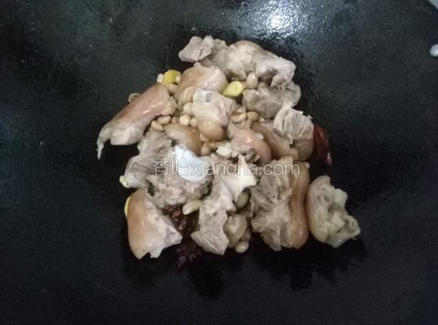 待猪脚爆炒成颜色有点金黄时。