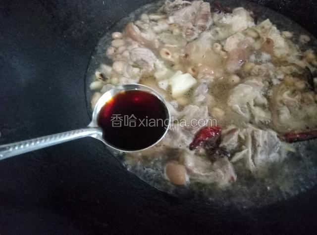 待锅中的水煮制沸腾时，加入1勺生抽。