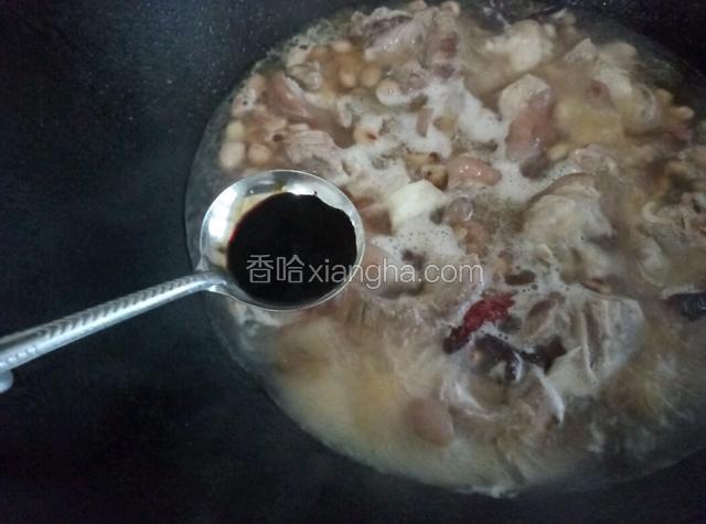 再依次加入半勺老抽。